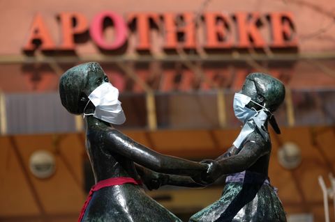 Thüringen, Jena: Unbekannte haben den Figuren der Bronzeplastik "Tanzende Mädchen" Mundschutz angelegt