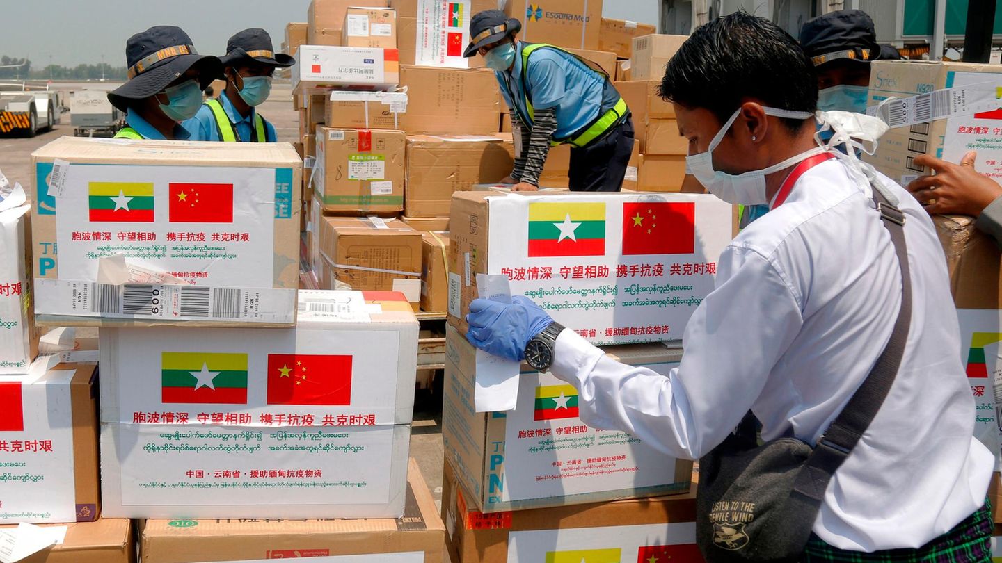 In Myanmar treffen Hilfsgüter und Spezialisten aus Peking ein.