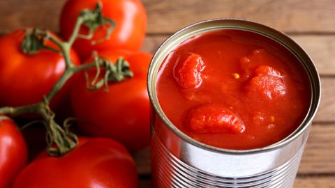 Zinn in Konserven: Eine geöffnete Dose mit Tomaten