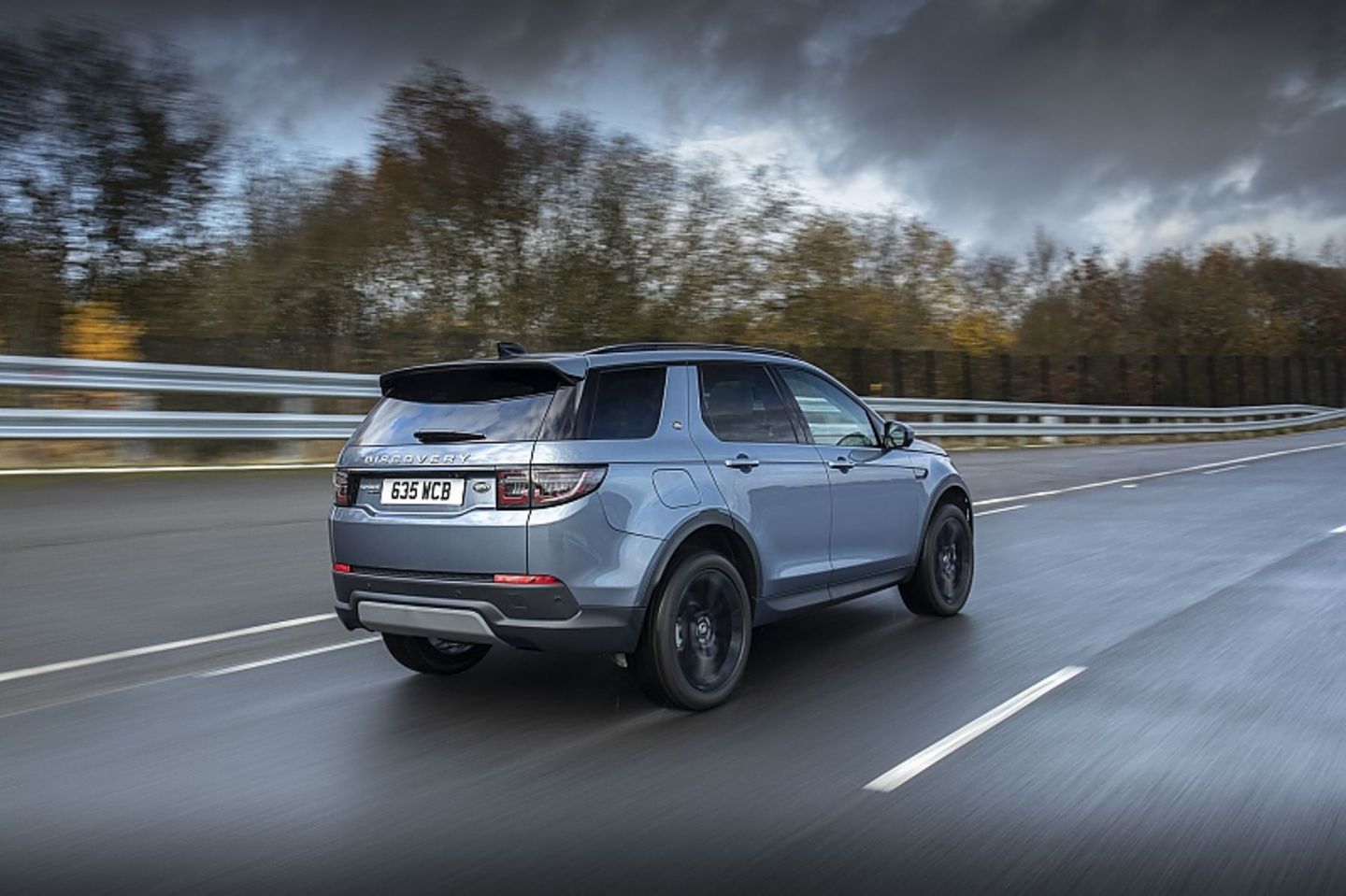 Der Land Rover Discovery Sport P300e PHEV ist ab 49.250 Euro zu haben