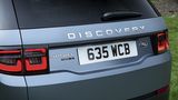 Der Land Rover Discovery Sport P300e PHEV kommt rein elektrisch bis zu 64 Kilometer weit