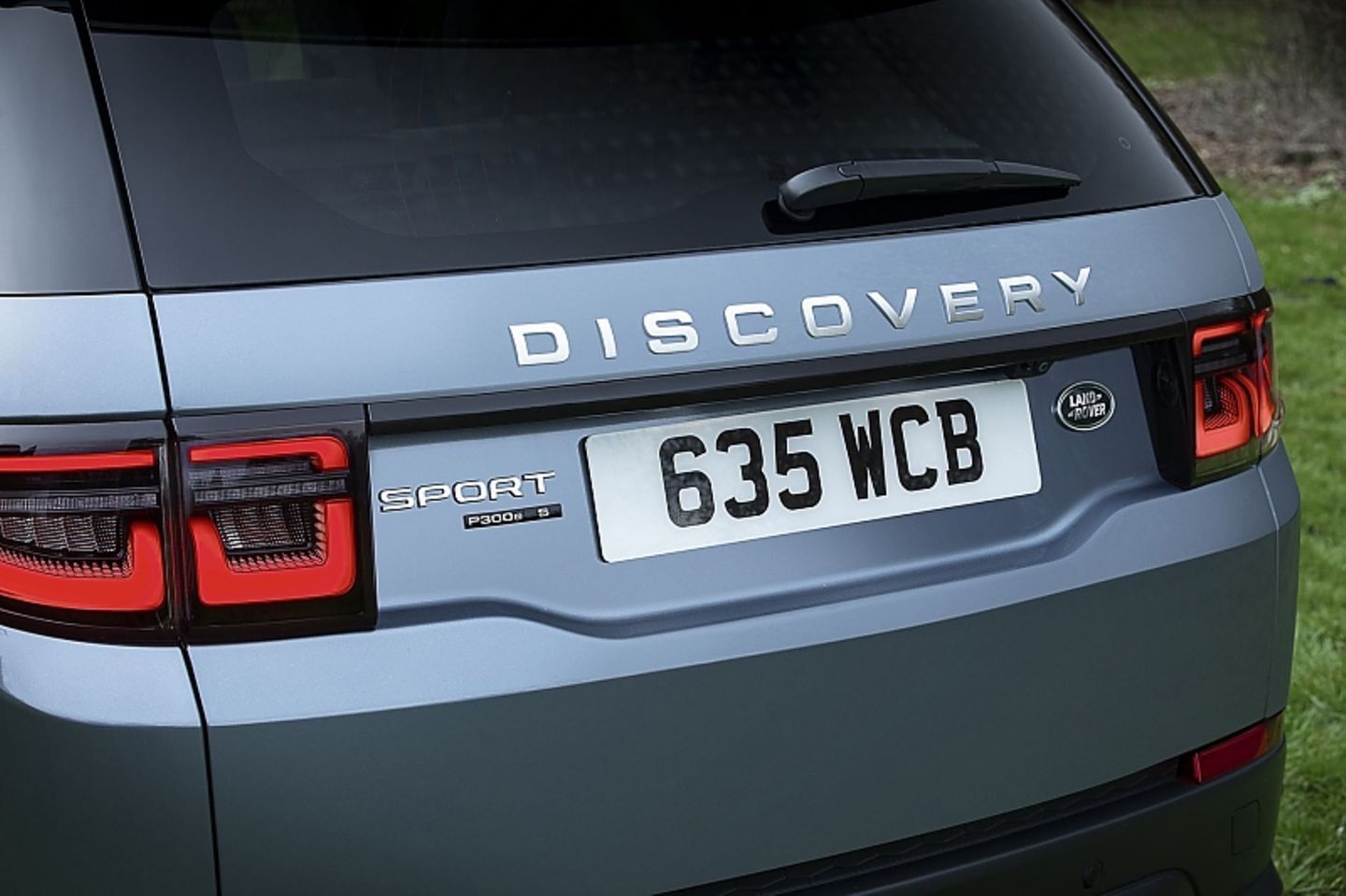 Der Land Rover Discovery Sport P300e PHEV kommt rein elektrisch bis zu 64 Kilometer weit