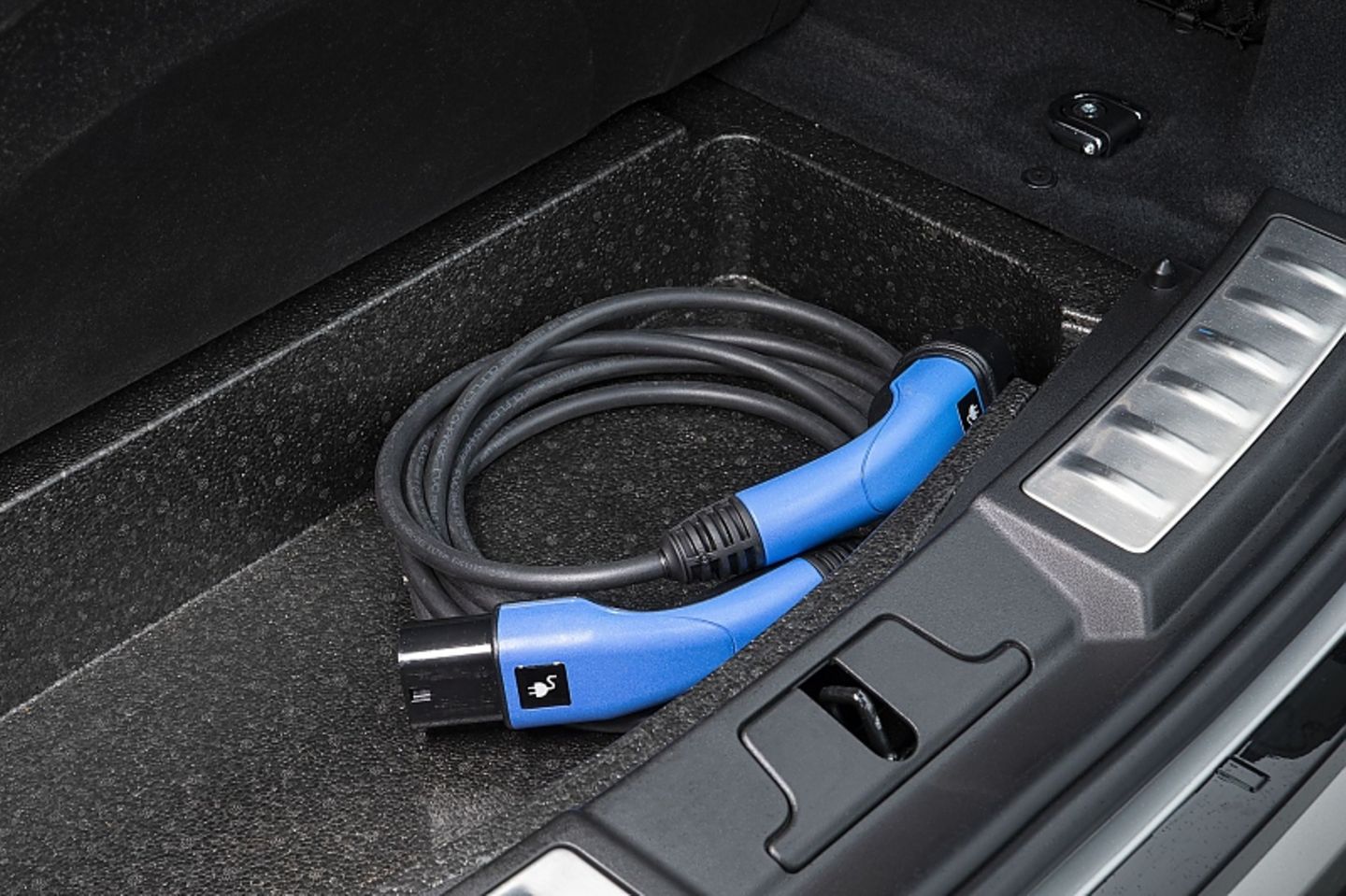 Da alle Hochvoltkomponenten im Unterboden verstaut sind, gibt es beim Land Rover Evoque P300e PHEV in extra Fach für das Kabel