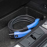 Da alle Hochvoltkomponenten im Unterboden verstaut sind, gibt es beim Land Rover Evoque P300e PHEV in extra Fach für das Kabel