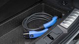 Da alle Hochvoltkomponenten im Unterboden verstaut sind, gibt es beim Land Rover Evoque P300e PHEV in extra Fach für das Kabel