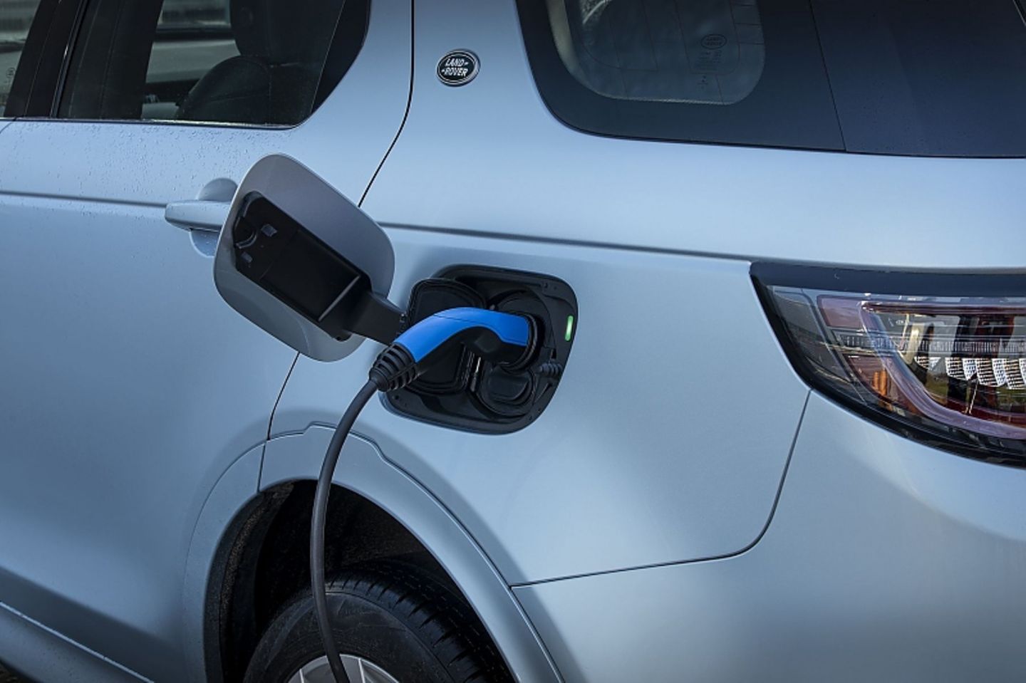 Die beiden PHEV-Modelle können an Schnellladesäulen, Wallboxen und der Haushaltssteckdose aufgeladen werden