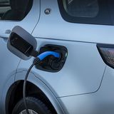 Die beiden PHEV-Modelle können an Schnellladesäulen, Wallboxen und der Haushaltssteckdose aufgeladen werden