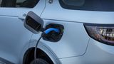 Die beiden PHEV-Modelle können an Schnellladesäulen, Wallboxen und der Haushaltssteckdose aufgeladen werden