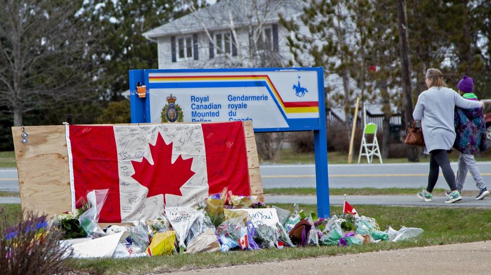Vor der Royal Canadian Mounted Police in Enfield haben trauernde eine provisorische Gedenkstätte errichtet Vor der Royal Canadian Mounted Police in Enfield haben trauernde eine provisorische Gedenkstätte errichtet