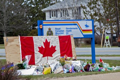  Vor der Royal Canadian Mounted Police in Enfield haben trauernde eine provisorische Gedenkstätte errichtet