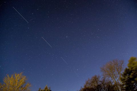 Himmels-Phänomen: Eng hintereinander fliegende Satelliten mit Langzeitbelichtung fotografiert