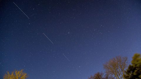 Himmels-Phänomen: Eng hintereinander fliegende Satelliten mit Langzeitbelichtung fotografiert