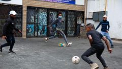 Jugendliche spielen gemeinsam Fußball