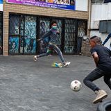 Jugendliche spielen gemeinsam Fußball