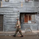 Ein Soldat patrouilliert auf den Straßen von Johannesburg 