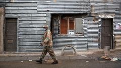 Ein Soldat patrouilliert auf den Straßen von Johannesburg 