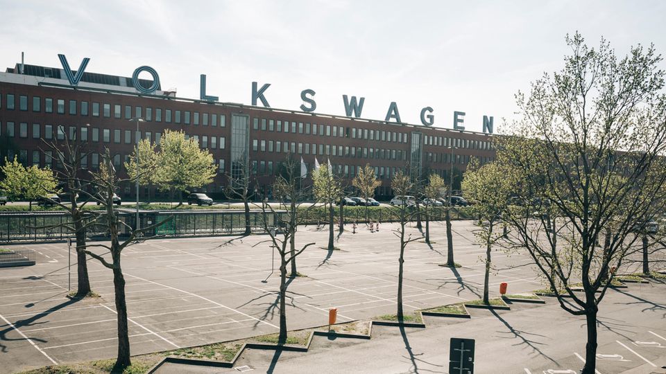 Leere Parkplätze vor dem VW-Werk Kassel