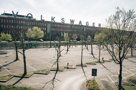 Leere Parkplätze vor dem VW-Werk Kassel