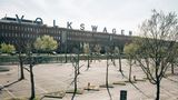 Leere Parkplätze vor dem VW-Werk Kassel