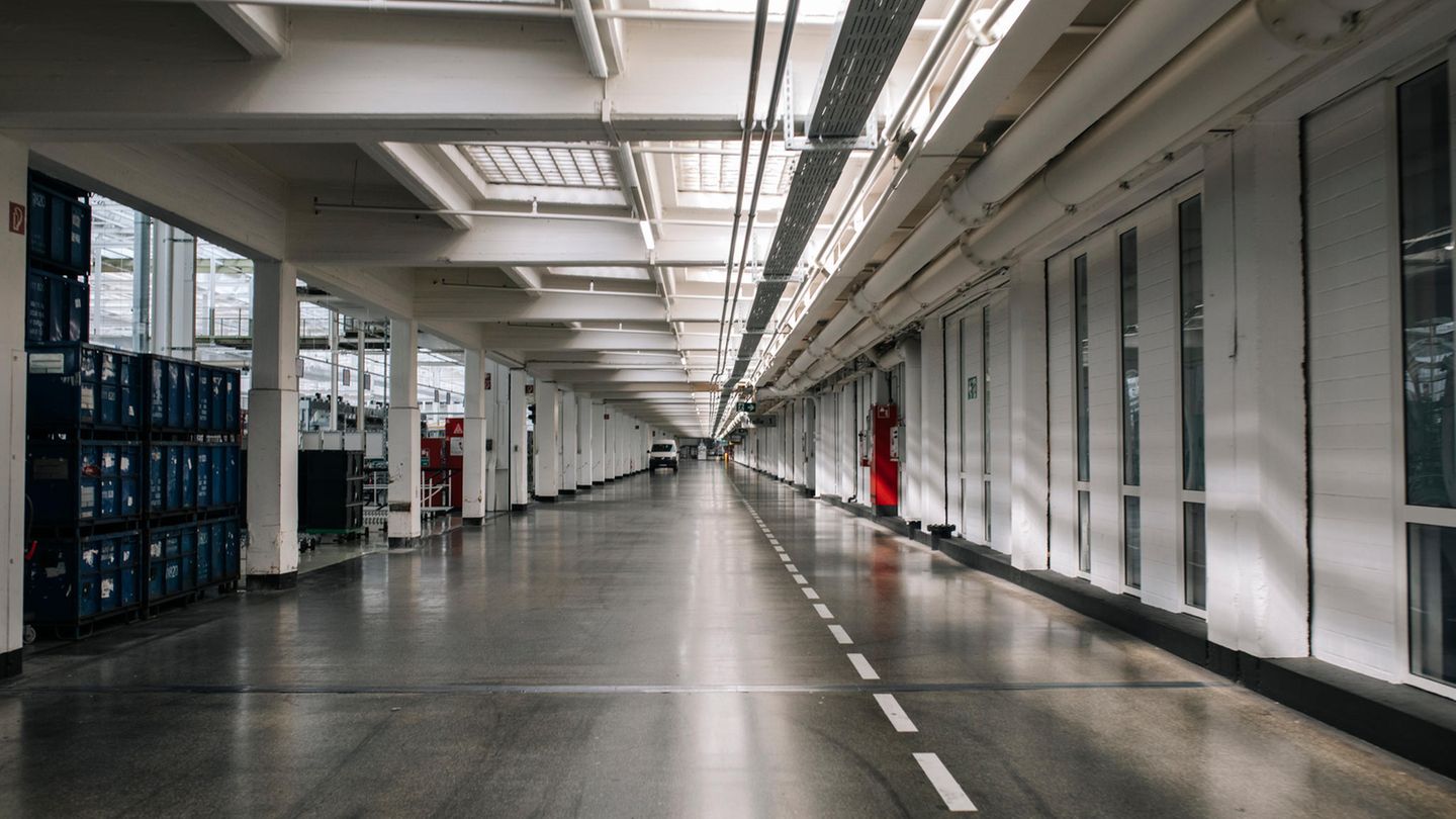 Leere Versorgungsstraße im VW-Werk Kassel