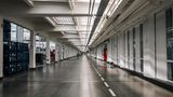 Leere Versorgungsstraße im VW-Werk Kassel