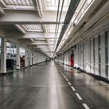 Leere Versorgungsstraße im VW-Werk Kassel