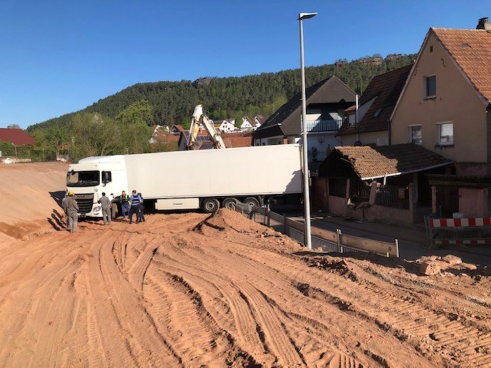 Nachrichten Deutschland Busenberg Sattelzug fährt sich auf Baustelle fest