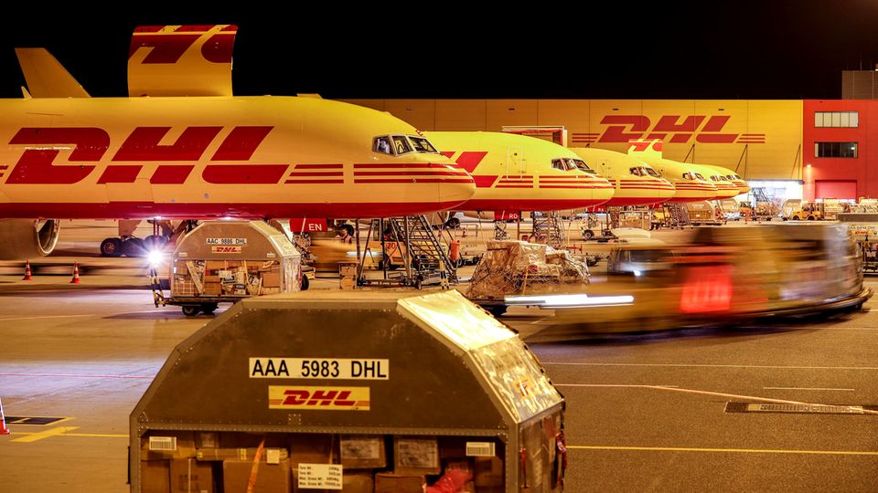 Follow Me: Airports in der Coronakrise: Nachts herrscht in Leipzig-Halle beim DHL-Hub Hochbetrieb: Bis zu 70 Frachtflieger werde be- und entladen. Nachts herrscht in Leipzig-Halle beim DHL-Hub Hochbetrieb: Bis zu 70 Frachtflieger werde be- und entladen.