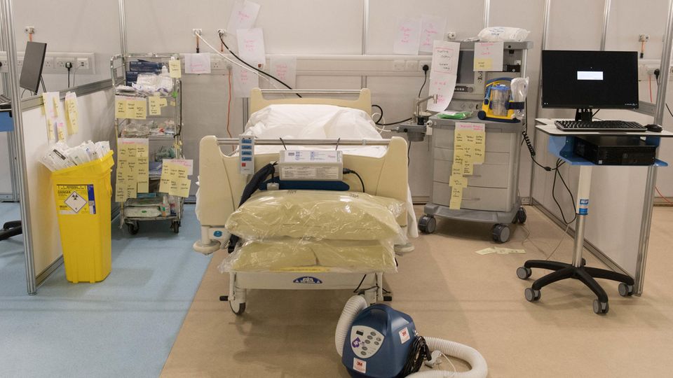 Ein Patientenbett im Feldlazarett im Londoner Excle-Centre