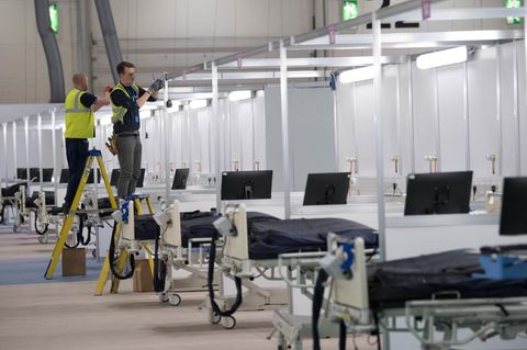 Arbeiter werkeln im Feldlazarett in einem Londoner Messezentrum