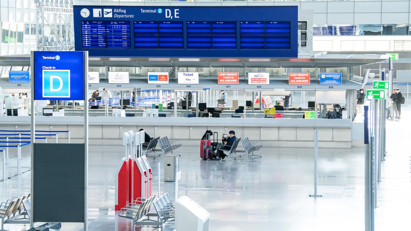 Leere Anzeigetafeln für Abflüge: Nur vereinzelt sind noch Reisende am Terminal 2 des Flughafen Frankfurt unterwegs. Im Juli 2019 zählte Fraport noch durchschnittlich 230.000 Passagiere pro Tag.