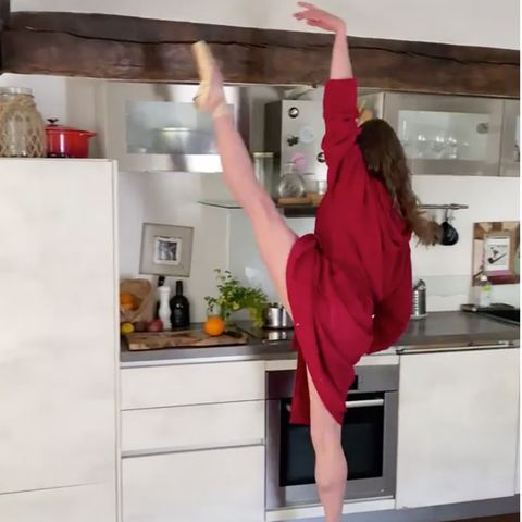 Das Ballett der "Opéra de Paris" trainiert, wo es in der Quarantäne Platz findet – also zu Hause. 