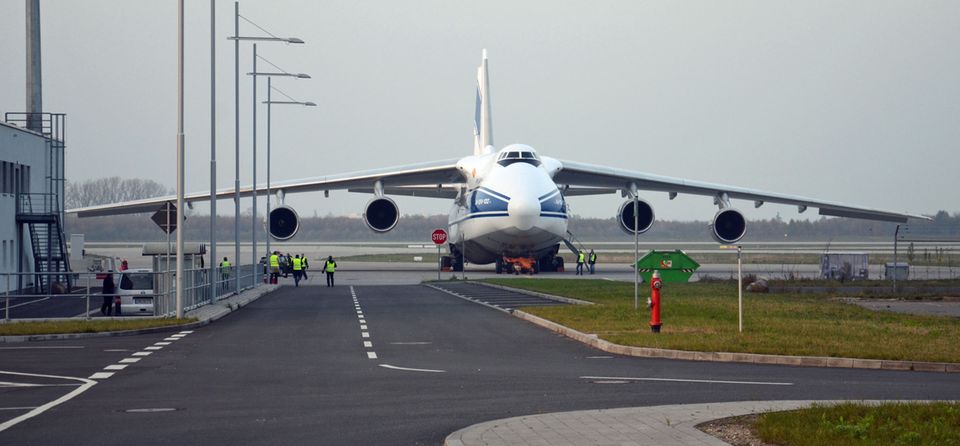 Follow Me: Airports in der Coronakrise: Platz für 120 Tonnen Fracht: eine Antonow An-124 am Flughafen Leipzig Platz für 120 Tonnen Fracht: eine Antonow An-124 am Flughafen Leipzig