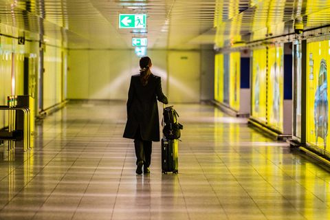 Durch die Auswirkungen des Coronavirus: Die Gänge am  Rhein-Main-Airport sind leer.