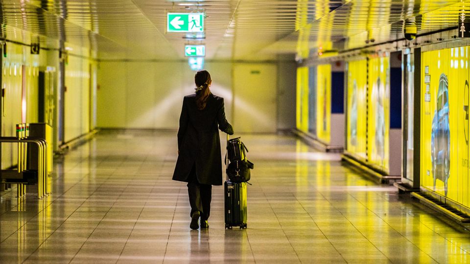 Durch die Auswirkungen des Coronavirus: Die Gänge am  Rhein-Main-Airport sind leer.