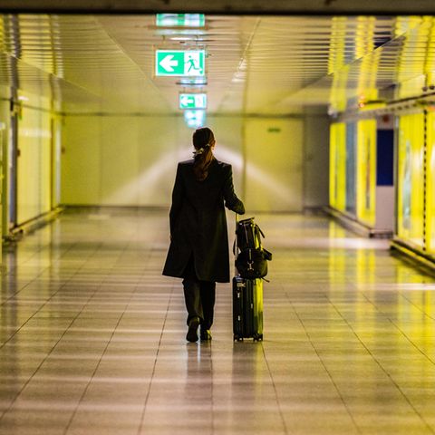 Durch die Auswirkungen des Coronavirus: Die Gänge am  Rhein-Main-Airport sind leer.