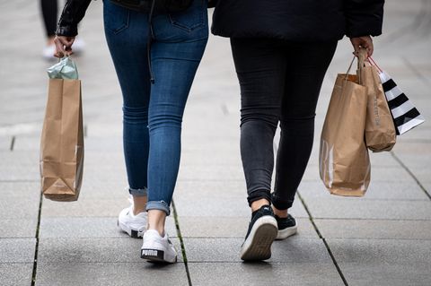 Zwei Frauen gehen mit Einkaufstüten durch die Innenstadt (Archivfoto)