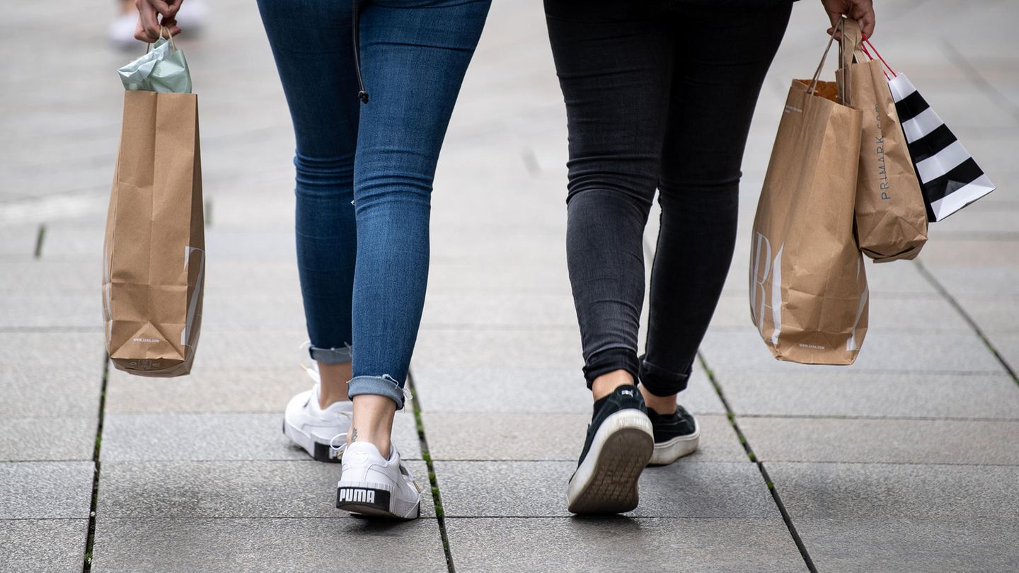 Zwei Frauen gehen mit Einkaufstüten durch die Innenstadt (Archivfoto)