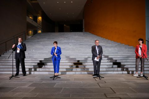 Die Spitzen von Union und SPD wollen das Kurzarbeitergeld für besonders von der Corona-Krise betroffene Arbeitnehmer anheben. 