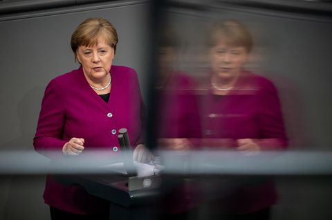 Angela Merkel erläutert in einer Regierungserklärung vor dem Bundestag ihre Politik zur Bewältigung der Corona-Krise