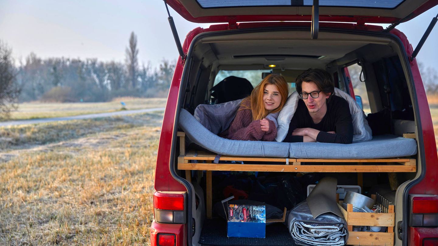 Roadtrip : Sie verlieben sich in Zeiten der Kontaktsperre. Da kommt ihnen die irre Idee mit dem Bus