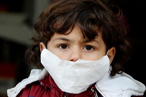 Coronavirus: Ein Kind trägt eine Atemschutzmaske