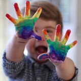 Achtung, hier malt Louis. Im ganzen Vereinigten Königreich fetrigen derzeit Kinder Bilder mit Regenbogenfarben an, um die Mitarbeiter des Gesundheitswesens zu unterstützen.