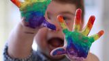 Achtung, hier malt Louis. Im ganzen Vereinigten Königreich fetrigen derzeit Kinder Bilder mit Regenbogenfarben an, um die Mitarbeiter des Gesundheitswesens zu unterstützen.