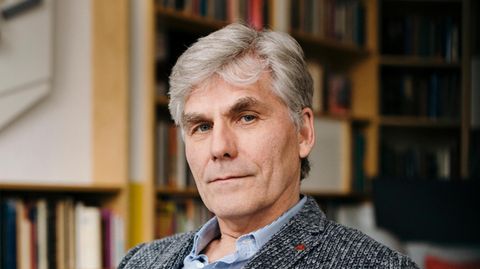 VOE STERN CRIME 8/2020 AUSGABE 30 Prof. Dr. Torsten Passie posiert an seinem Schreibtisch für ein Portrait. Aufgenommen am 04.03.2020 in Hannover.