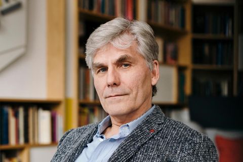VOE STERN CRIME 8/2020 AUSGABE 30 Prof. Dr. Torsten Passie posiert an seinem Schreibtisch für ein Portrait. Aufgenommen am 04.03.2020 in Hannover.