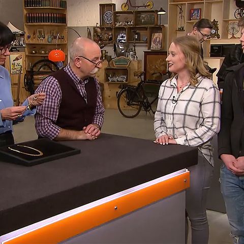 "Bares für Rares"-Expertin Heide Rezepa-Zabel nimmt den Schmuck von Joanna Baecker und Cedrik Scherdin in Augenschein. Moderator Horst Lichter plaudert mit den beiden Verkäufern.