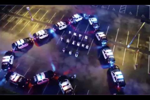 Streifenwagen in Florida formen ein Herz für Corona-Helfer des örtlichen Krankenhauses