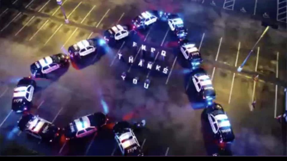 Florida: Polizisten formen mit Streifenwagen herz für Krankenhausmitarbeiter