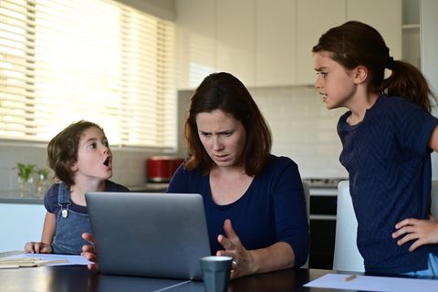 Corona aktuell: Mutter mit zwei Kindern beim Arbeiten